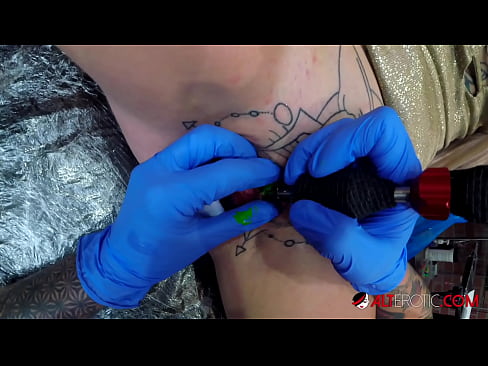 ❤️ Tsis tshua muaj tattooed hottie Sully Savage tau txais tattoo ntawm nws clitoris porno  ntawm peb hmn.porngifmag-com.ru% ﹏